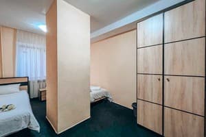 Возле метро Вокзальная на ул. Богдановская 16